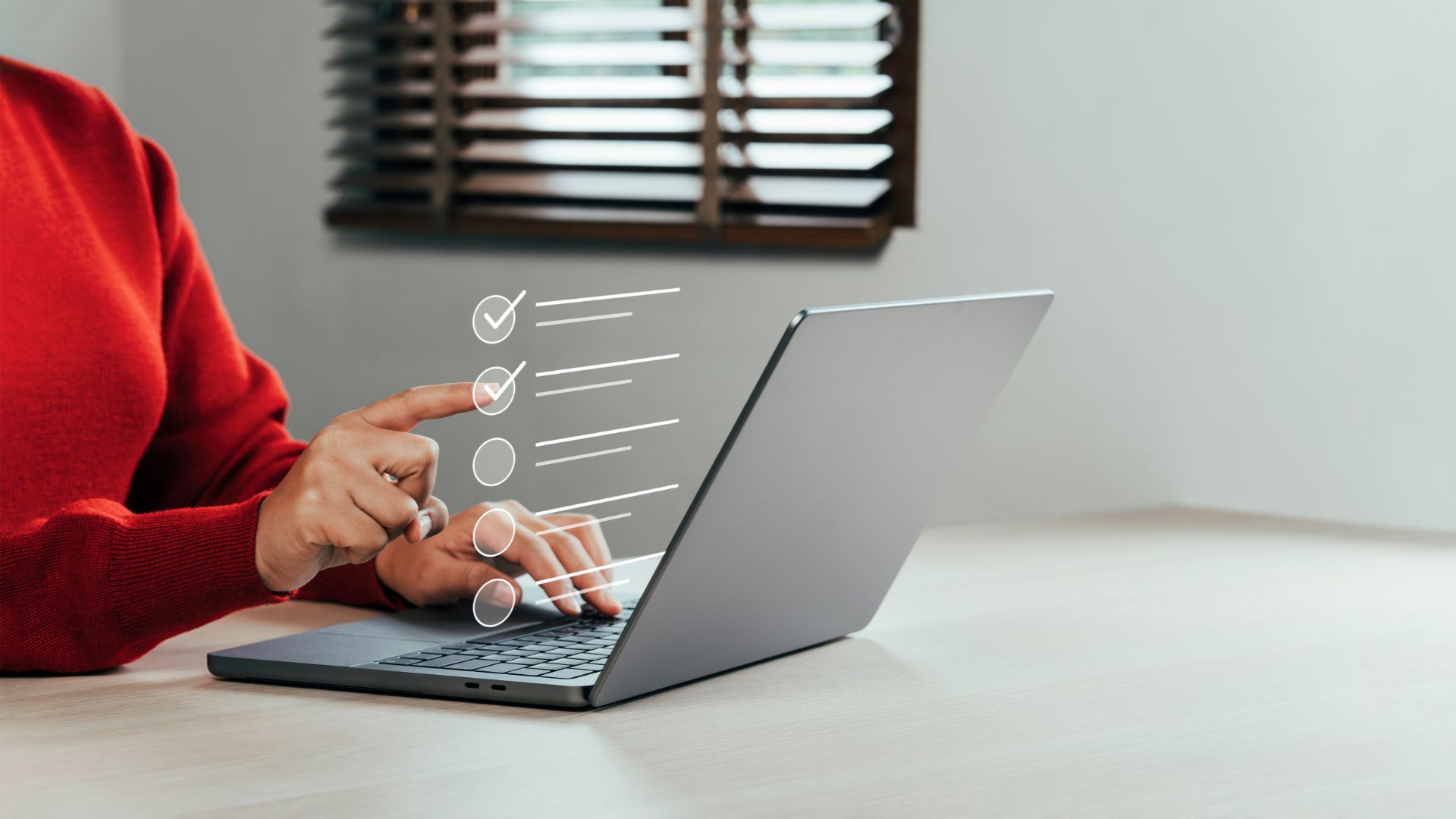 Woman reading a listicle post on her laptop.