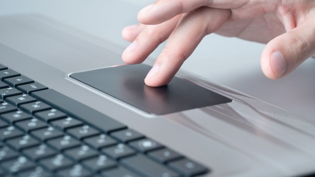 DuckDuckGo user pressing mouse pad on laptop.